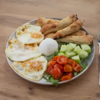 Jaja sa domaćom kobasicom