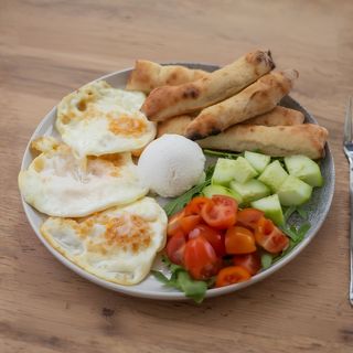 Jaja sa domaćom kobasicom