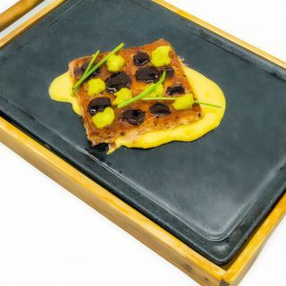 Gofre de costilla con barbacoa gochujang y cremosos de maiz ahumado