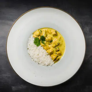 Straccetti di pollo al curry al panna con tortino di riso basmati