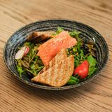 Salata sa dimljenim lososom posna