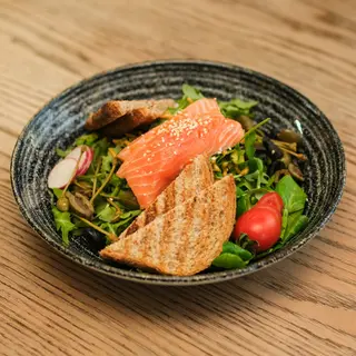 Salata sa dimljenim lososom posna