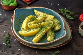 Cartofi fierti cu marar