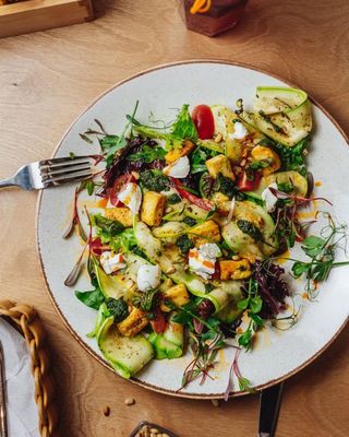 Салат с тофу и кабачками