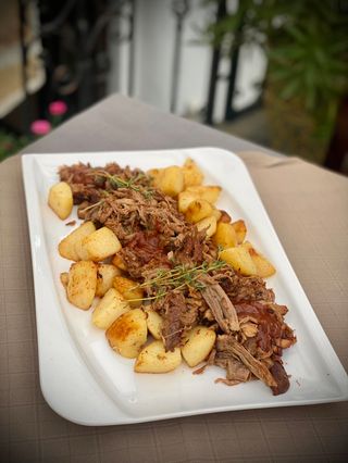 Младо телешко дърпано, поднесено с манатарки (400г)