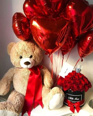 ფუმფულა დათუნია ბოქსი წითელი ვარდებით და გულის ჰელიუმის ბუშტები (3ც)