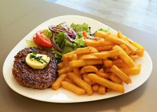 Steak de Bœuf Haché et ses Légumes + Frites