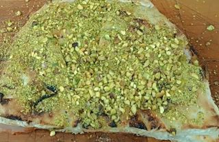 Tranci di pinsa con burrata e granella di pistacchio