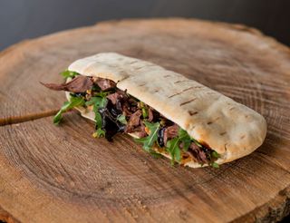 Kanapka z szarpaną wołowiną