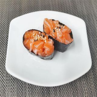 Gunkan tartar de salmón (2 pzas.)