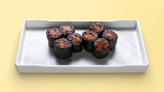 260.Хосомаки със сьомга и черен ориз