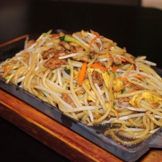 A100 SPAGHETTI SATHE CON MANZO ALLA PIASTRA