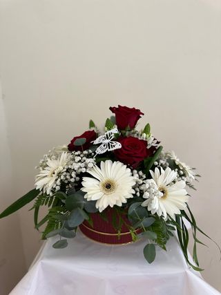 Caixa com Arranjo de 3 Gerberas e 3 Rosas