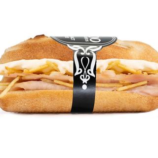 37. Lomo al ajillo, patatas paja y salsa alioli