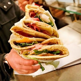 Piadina carciofini, bacon croccante, provola affumicata