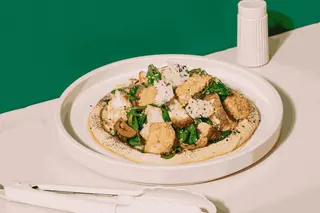 Salata cu Hummus si Pui Crispy 400gr