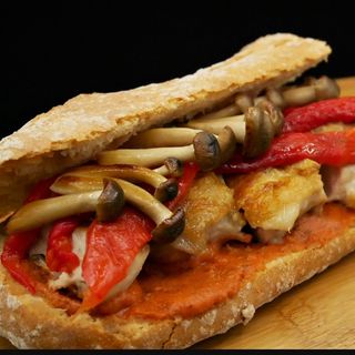 Bocadillo De Pollo Piquillo
