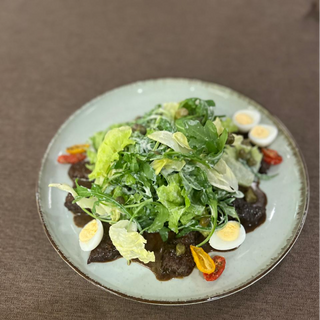 теплый салат с имбирным соусом