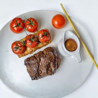 ფილე მინიონი გრატინითა და ღვინის სოუსით