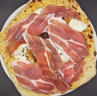 Focaccia con prosciutto e bufala