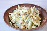 Салат с куриным филе и омлетной лентой