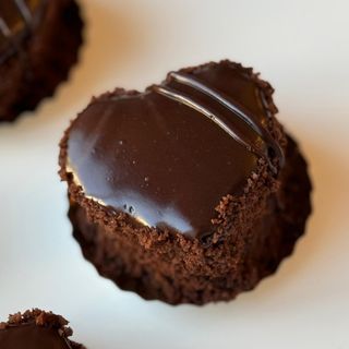 Inima de ciocolata neagra cu portocale