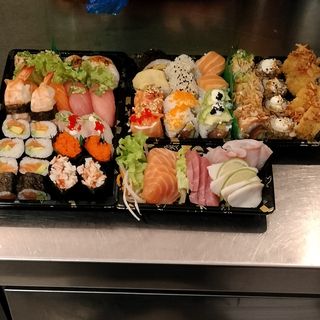 u107 - Mix de 48 peças de sushi + 16 sashimi