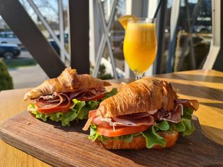 Kroasan sendvič sa italijanskom pršutom