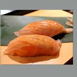 Нигири с пърлена сьомга (2бр-65г)