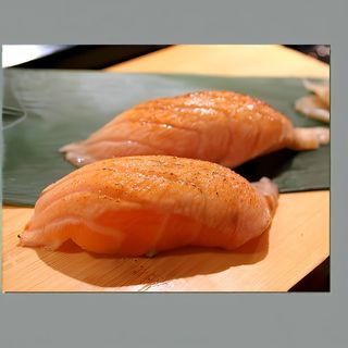 Нигири с пърлена сьомга (2бр-65г)