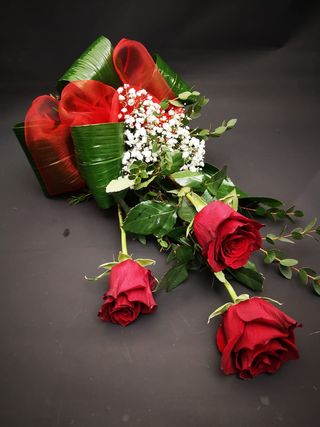 3 rose rosse a gambo lungo