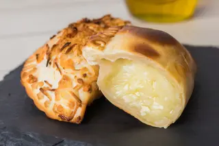 Empanada De Cuatro Quesos (1 Ud.)