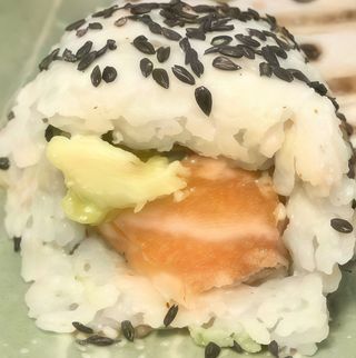 109. Salmón Spicy Roll (8 piezas)