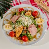 ცეზარი ბეკონით და ქათმის ფილეთი