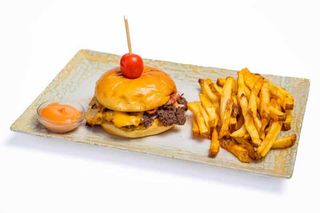 Cheeseburger cu Cartofi Prajiti si Sos Calypso