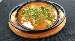 ხბოს ჩაშუშული პომიდორში