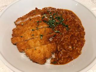 Arroz Con Salsa Boloñesa China Y Pechuga De Pollo Frito