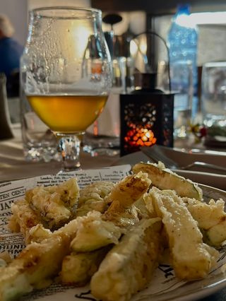 Хрупкави тиквички с домашен чеснов сос (300г)