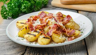 Запечени картофи с бекон и пармезан