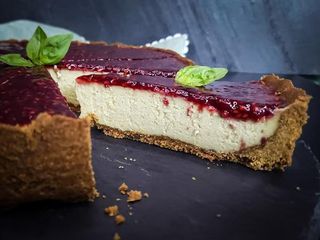 Cheesecake cu cremă de fistic și zmeură