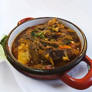 Supă gulaș unguresc cu carne de vita