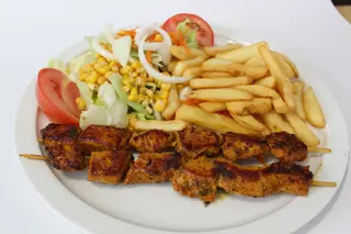 2 pinchos con patatas y ensalada