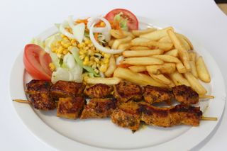 2 pinchos con patatas y ensalada