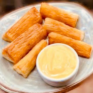 Yuquitas Fritas con salsa de huancaina