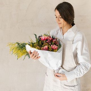 Ramo de flores de mimosa y tulipanes dobles fucsias M