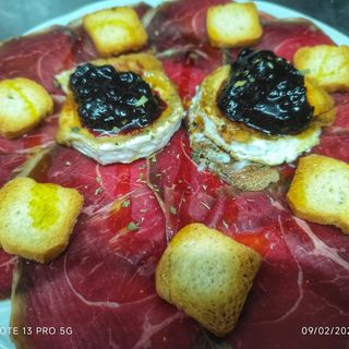 Cecina Con Queso De Cabra Y Arándanos        