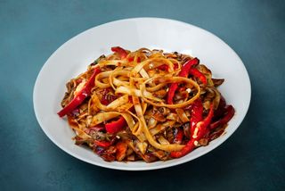 Nudle sa povrćem u sosu po želji