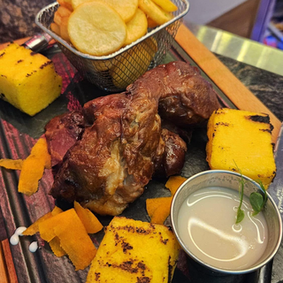 Ciolan de porc afumat cu mămăligă coaptă și cartofi felii