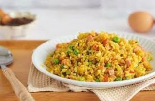 Riso saltato con curry e pollo