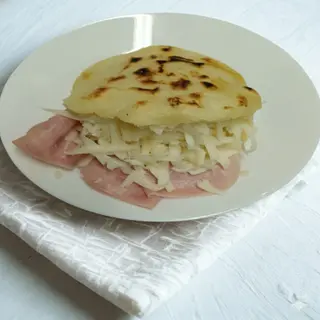 Arepa de york con queso (1 ud.)